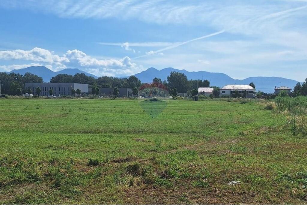 Terreno in vendita a Berxull, Tirana, 7.000 m². Foto 1 di 3