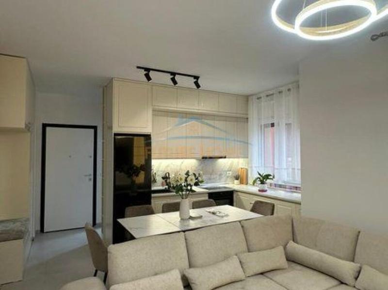 Apartament 2+1 me qera në Shkolla e Kuqe, Tiranë, 99 m². Foto 2 nga 9