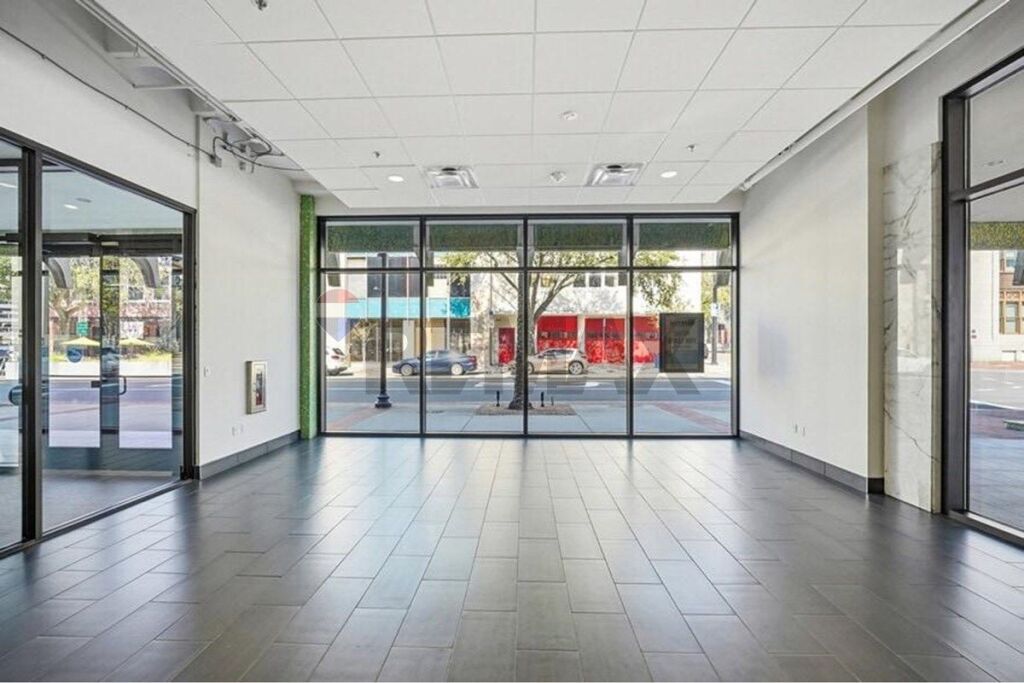Shop for rent in Astir, Tirana, 220 m². Photo 1 of 2
