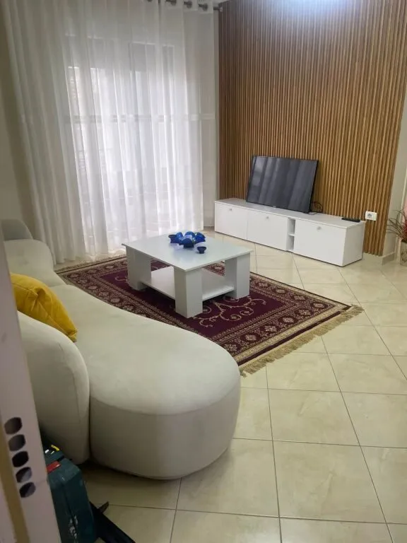 Apartament 1+1 me qera në Rruga Haxhi Hysen Dalliu, Tiranë, 68 m². Foto 1 nga 7