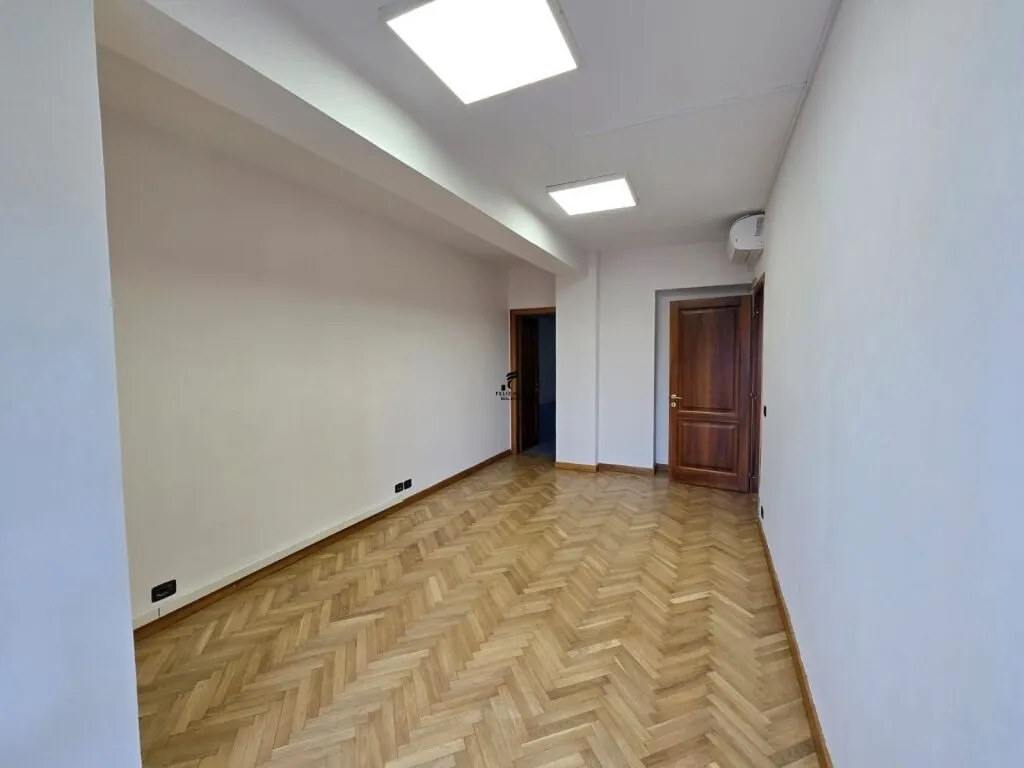 Ufficio in affitto a Sheshi Skënderbej, Tirana, 96 m². Foto 1 di 7