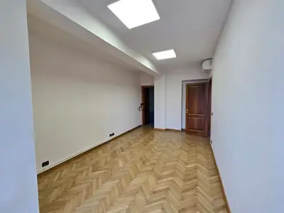 Ufficio in affitto a Sheshi Skënderbej, Tirana, 96 m². Foto 1 di 7