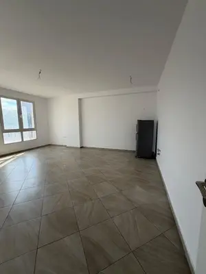 Apartament 1+1 në shitje në Rruga e Kavajës, Tiranë, 71 m². Foto 2 nga 7