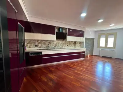 Zyrë me qera në Rr. Zef Jubani, Tiranë, 175 m². Foto 4 nga 12