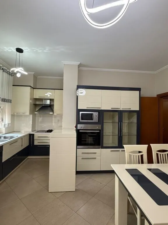 Apartament 1+1 me qera në Rruga e Bogdanëve, Tiranë, 75 m². Foto 1 nga 5