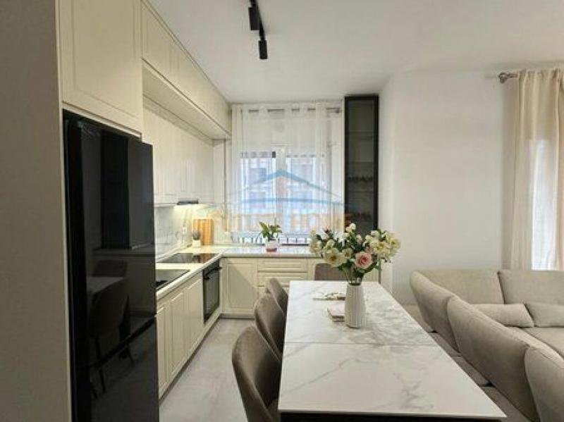 Apartament 2+1 me qera në Shkolla e Kuqe, Tiranë, 99 m². Foto 3 nga 9
