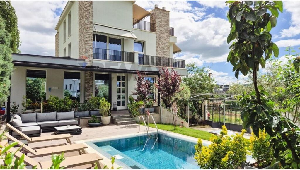 Villa for rent in Farkë, Tirana, 500 m². Photo 1 of 3
