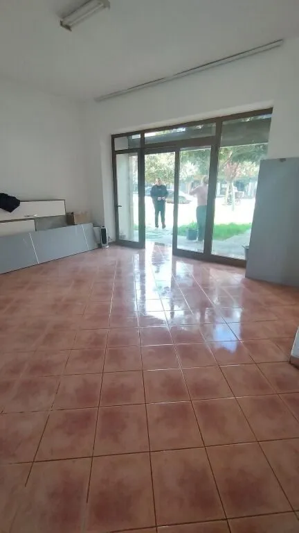 Negozio in vendita a Fier, 63 m². Foto 1 di 9