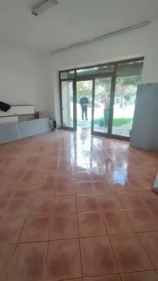 Negozio in vendita a Fier, 63 m². Foto 1 di 9