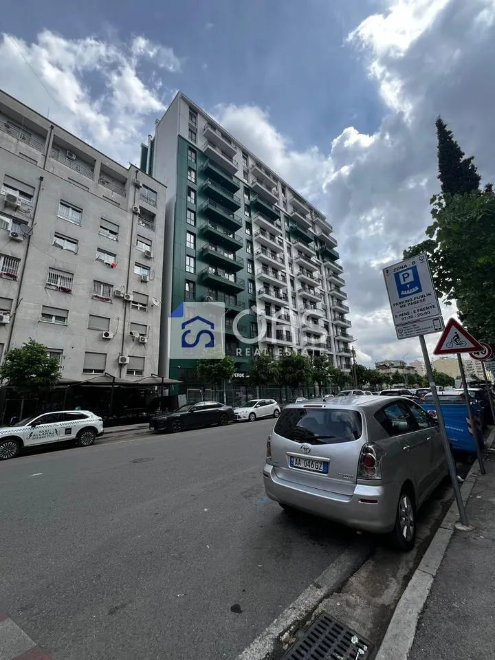 Apartament 1+1 në shitje në Komuna e Parisit, Tiranë, 68 m². Foto 1 nga 3