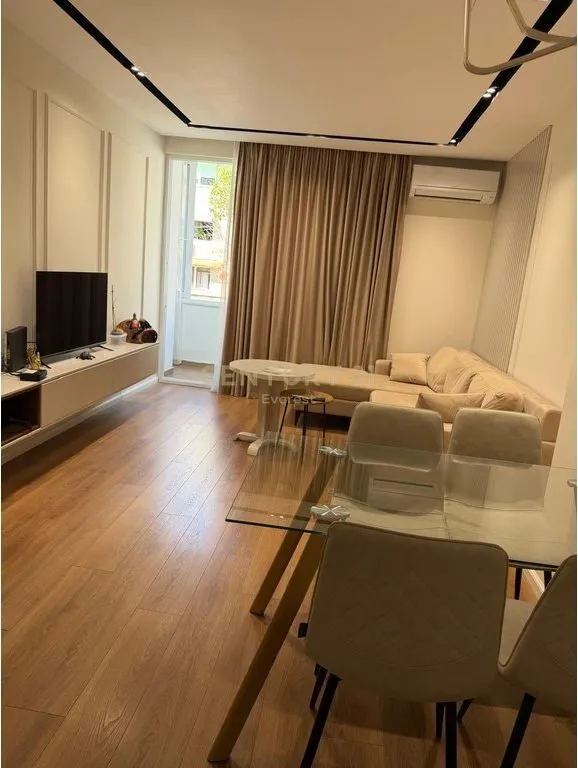 Apartament 2+1 me qera në Rruga Dora D'Istria, Tiranë, 90 m². Foto 1 nga 9