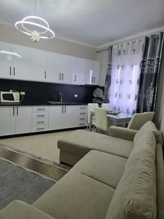 Apartament 1+1 me qera nĂ« Lungomare, VlorĂ«, 95 mÂČ. Foto 1 nga 10