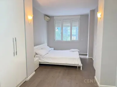 Apartament 1+1 me qera në Blloku, Tiranë, 75 m². Foto 3 nga 6