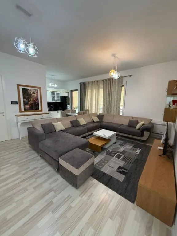 Apartament 2+1 me qera në Kompleksi Delijorgji, Tiranë, 110 m². Foto 1 nga 8