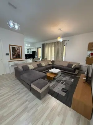 Apartament 2+1 me qera në Kompleksi Delijorgji, Tiranë, 110 m². Foto 1 nga 8
