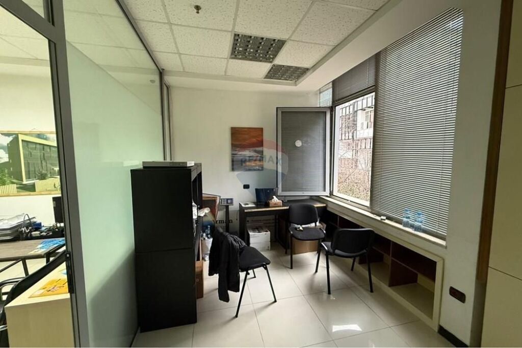 Office for rent in Blloku, Tirana, 45 m². Photo 3 of 3