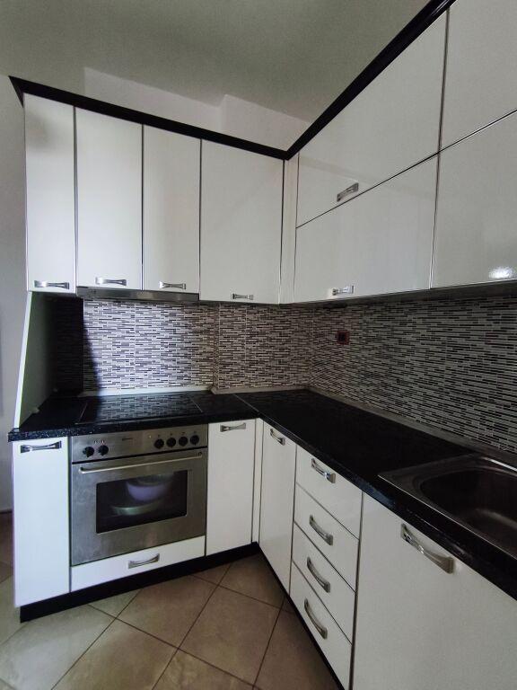 Appartamento 1+1 in affitto a Rruga Rrota e Kuqe, Durazzo, 65 m²