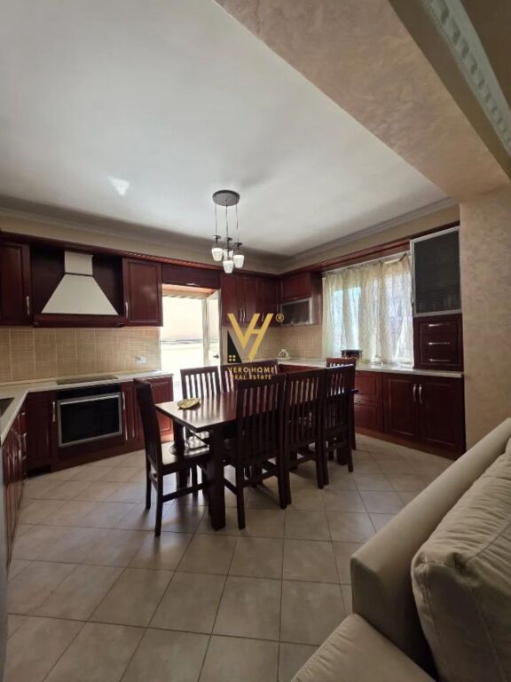 Penthouse 3+1 me qera në Astir, Tiranë, 220 m². Foto 2 nga 3