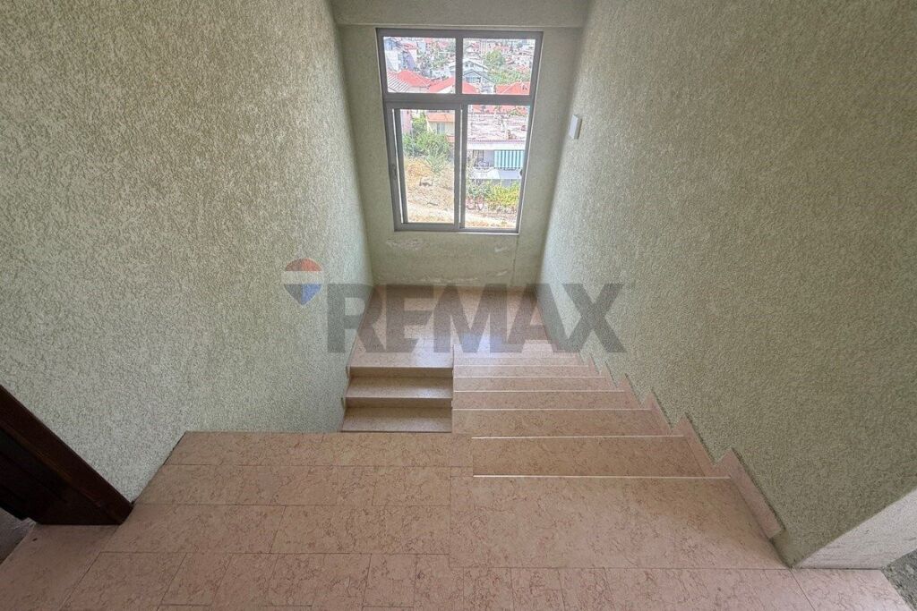 Villa for sale in Kombinat, Tirana, 338 m². Photo 2 of 3