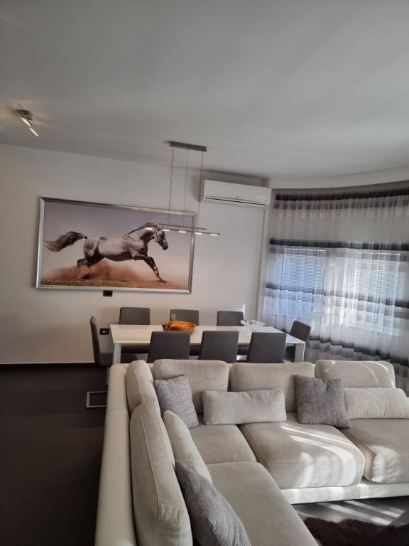 Apartment 3+1 for rent in Rruga Siri Kodra, Tirana, 210 m². Photo 1 of 3
