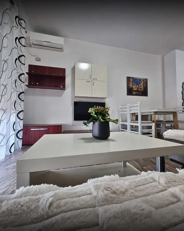 Appartamento 1+1 in affitto a Rruga Ali Shefqeti, Tirana, 100 m². Foto 1 di 8
