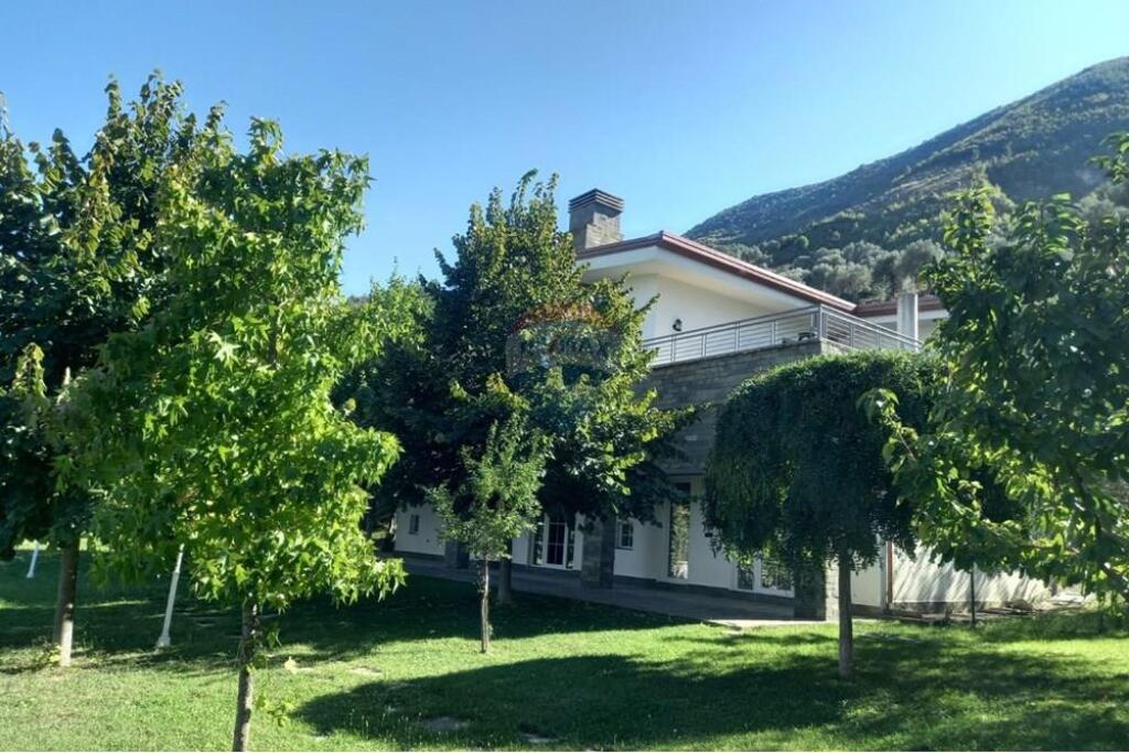 Vilë në shitje në Berzhite, Tiranë, 407 m². Foto 1 nga 3