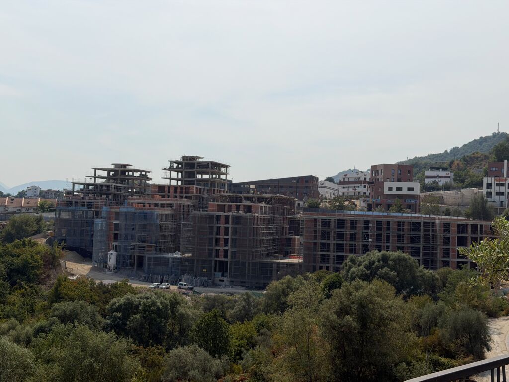 Apartment 1+1 for sale in Kodra e Diellit, Tirana, 65 m². Photo 2 of 2