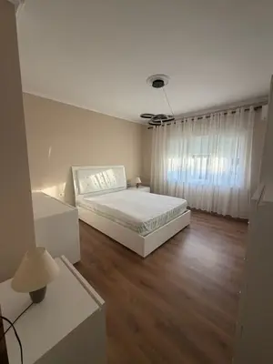 Apartament 2+1 me qera në Pazari i Ri, Tiranë, 100 m². Foto 2 nga 9