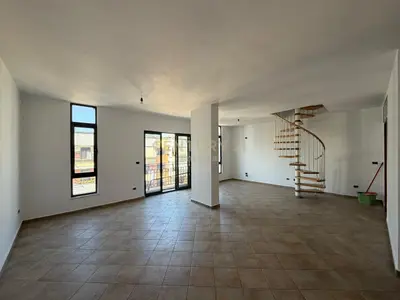 Dupleks në shitje në Komuna e Parisit, Tiranë, 115 m². Foto 1 nga 9