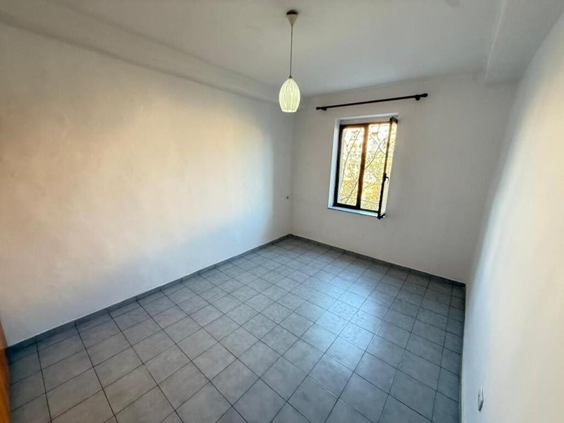 Zyrë 1+1 me qera në Kinema Agimi, Tiranë, 50 m². Foto 3 nga 3
