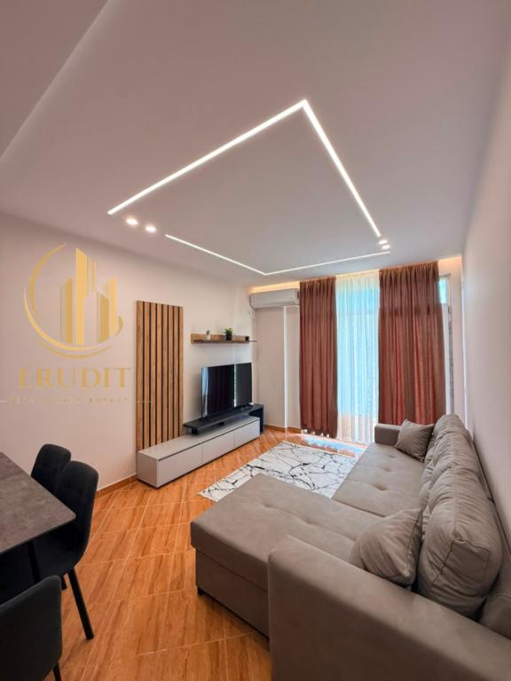 Appartamento 1+1 in affitto a Rr. Sazani, Valona, 68 m²