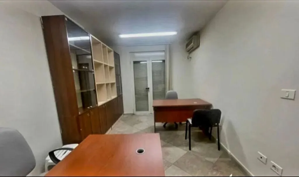 Zyrë me qera në Ish Ekspozita, Tiranë, 80 m². Foto 1 nga 3