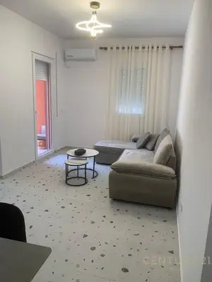 Apartament 1+1 me qera në Rruga 5 Maji, Tiranë, 60 m². Foto 1 nga 6