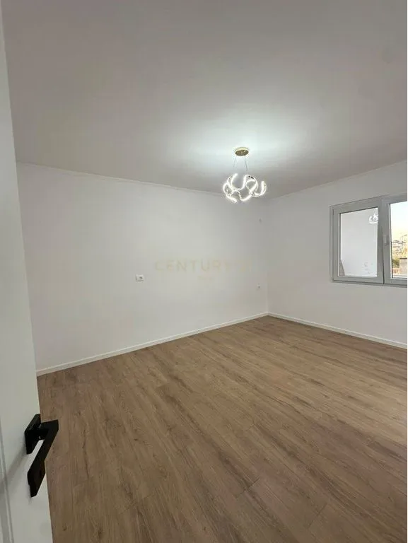 Apartament 1+1 në shitje në Tregu Elektrik, Tiranë, 63 m². Foto 1 nga 8