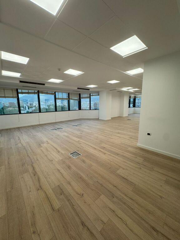 Ufficio in affitto a Bulevardi Deshmoret e Kombit, Tirana, 110 m²