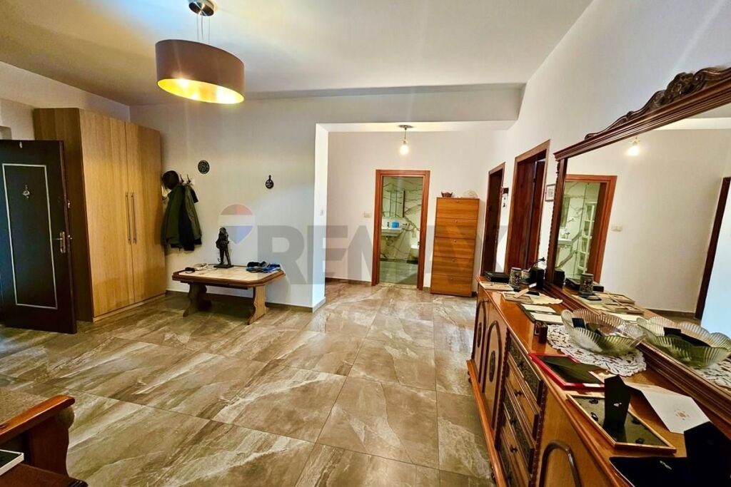 Appartamento in vendita a Myslym Shyri, Tirana, 182 m². Foto 2 di 3