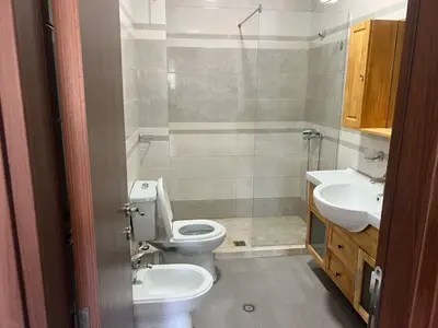 Appartamento 2+1 in affitto a Kombinat, Tirana, 100 m². Foto 3 di 8