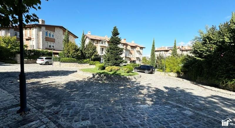 Appartamento 3+1 in vendita a Secret Garden Residence, Tirana, 216 m²