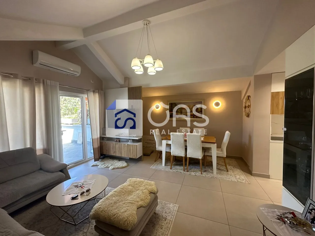 Penthouse 2+1 me qera në Xhamlliku, Tiranë, 120 m². Foto 1 nga 8