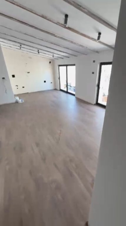 Apartament 1+1 në shitje në Shallvaret, Tiranë, 65 m². Foto 1 nga 5