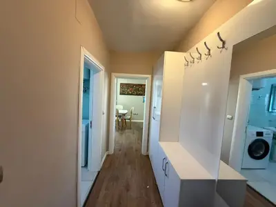 Apartament 2+1 me qera në Muzeu i Dëshmorëve dhe Salla e Relikeve të Luftës, Durrës, 90 m². Foto 3 nga 9