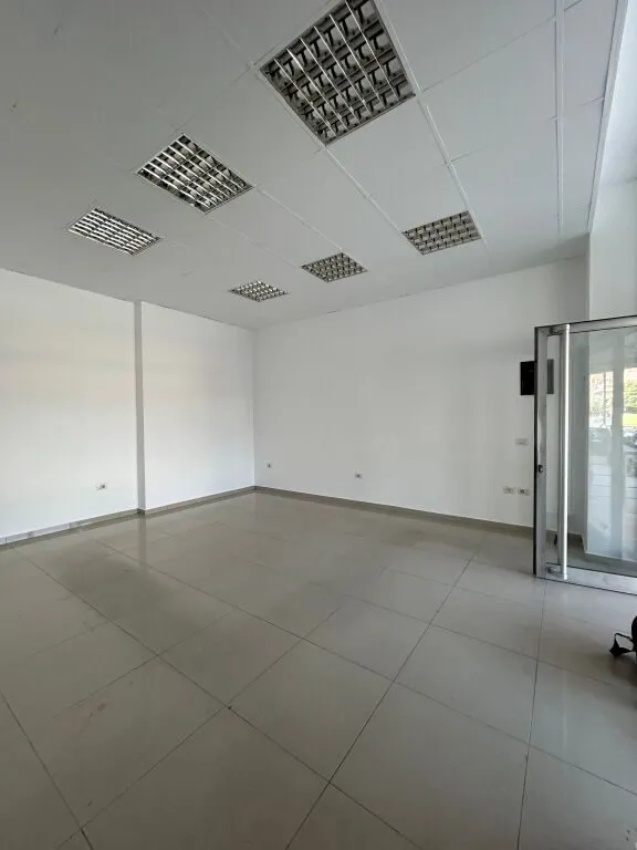 Dyqan me qera në Transballkanike, Vlorë, 33 m². Foto 1 nga 8