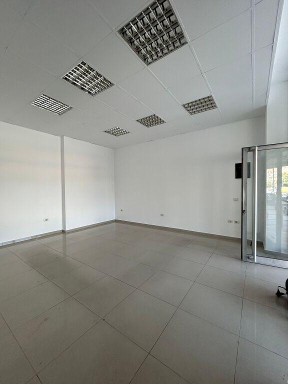 Dyqan me qera në Rruga Transballkanike, Vlorë, 33 m²