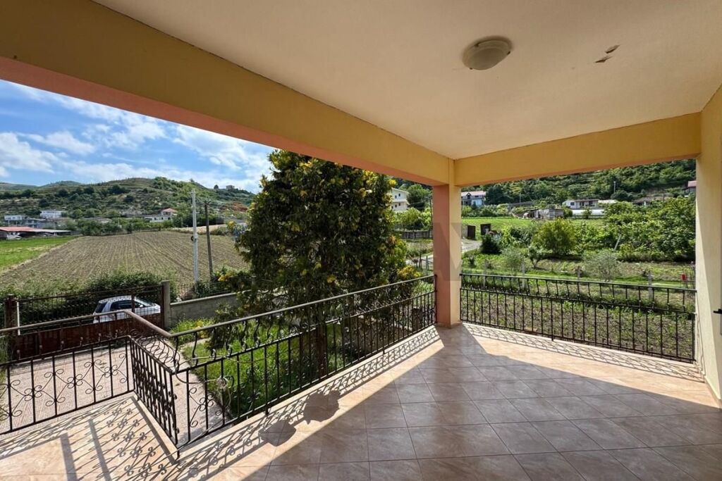 Villa for sale in Peze, Tirana, 500 m². Photo 2 of 3