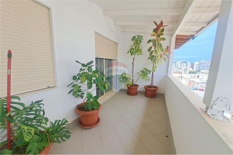 Appartamento 1+1 in affitto a Rruga Fejzo Mema, Valona, 70 m²