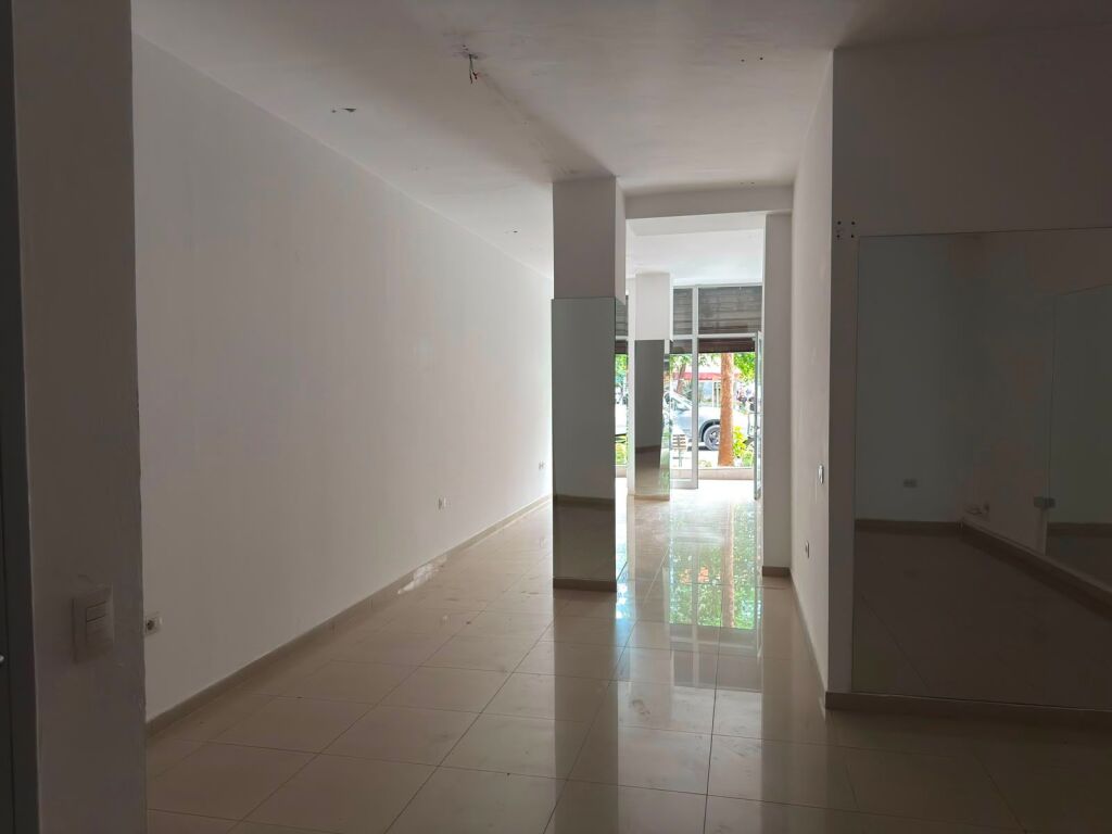 Shop for rent in Komuna e Parisit, Tirana, 50 m². Photo 2 of 3