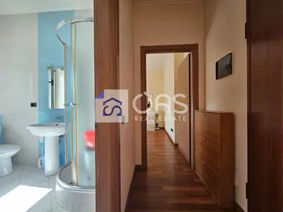 Apartament 1+1 me qera në Pazari i Ri, Tiranë, 60 m². Foto 2 nga 5
