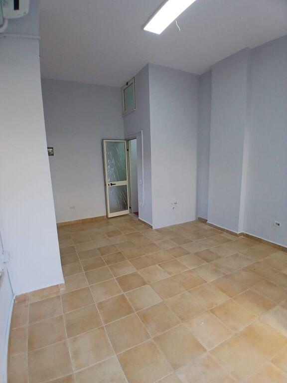 Locale commerciale in affitto a Rruga Fortuzi, Tirana, 24 m²