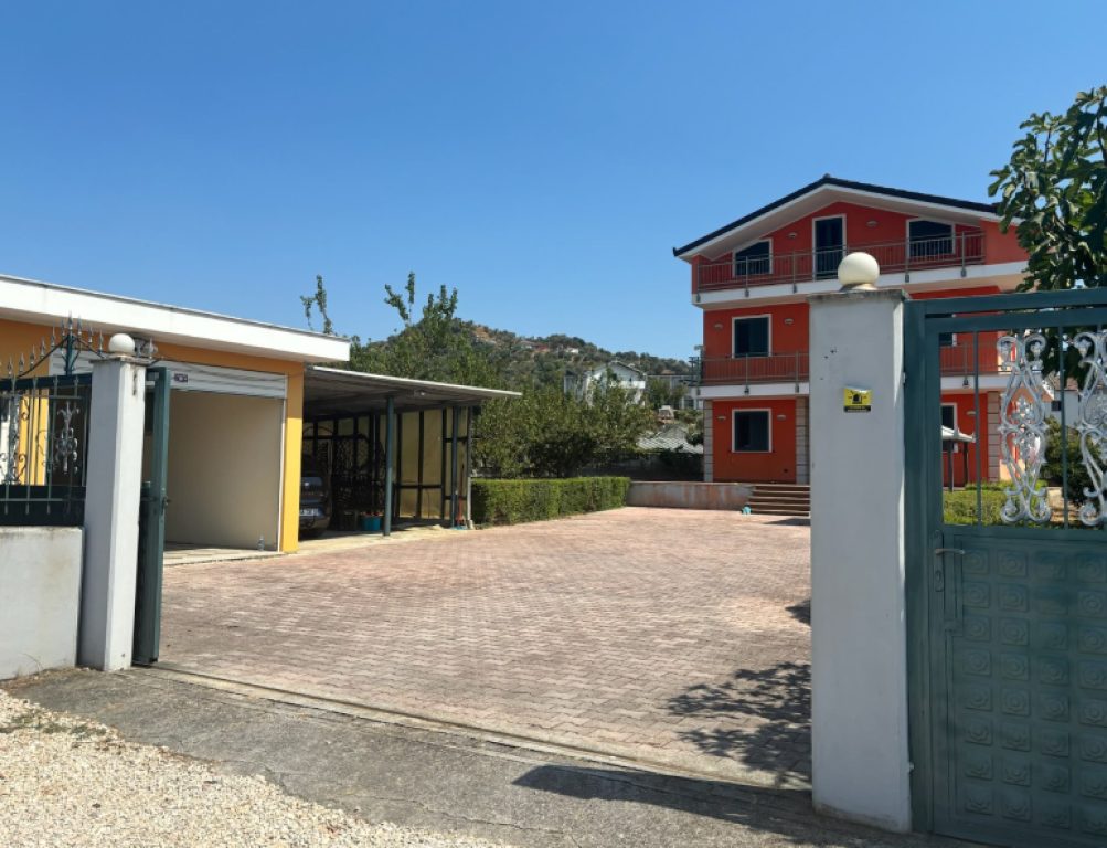Vilë garsoniere në shitje në Marikaj, Tiranë, 300 m². Foto 1 nga 7