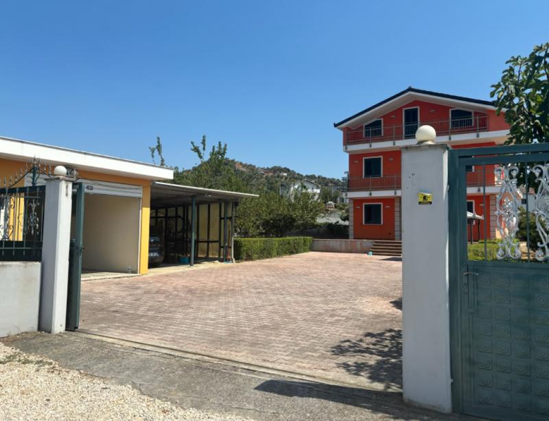 Vilë garsoniere në shitje në Marikaj, Tiranë, 300 m². Foto 1 nga 7